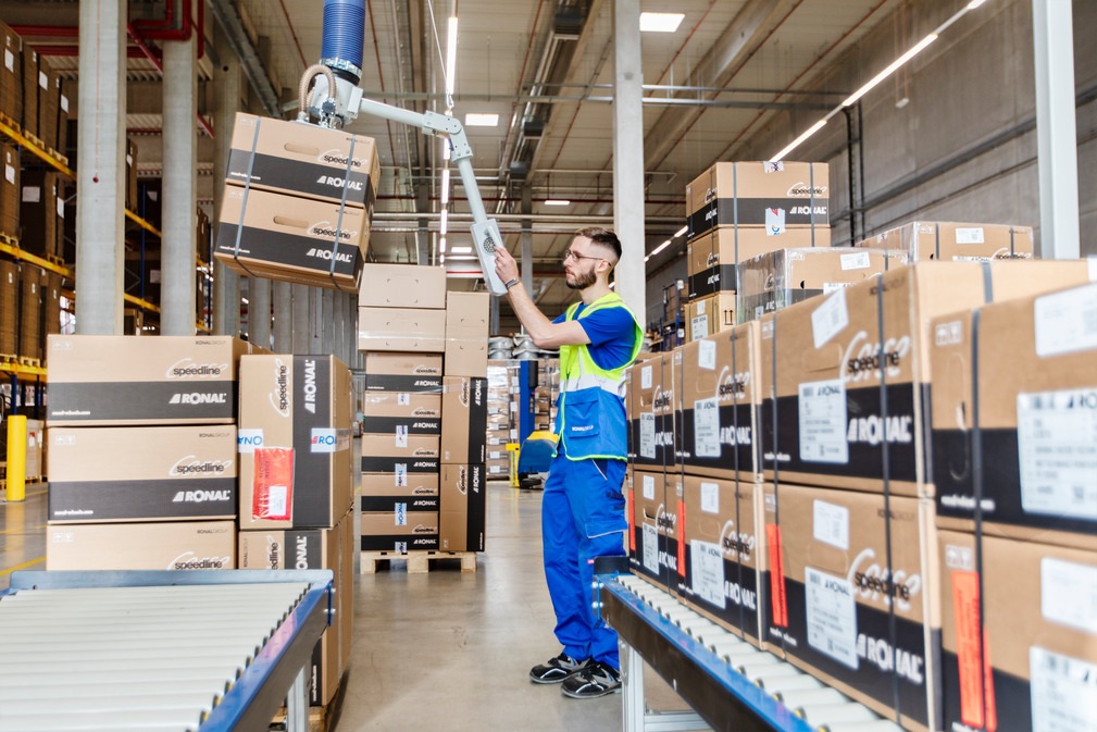 The JumboErgo can stack high thanks to its lengthy operator handles.